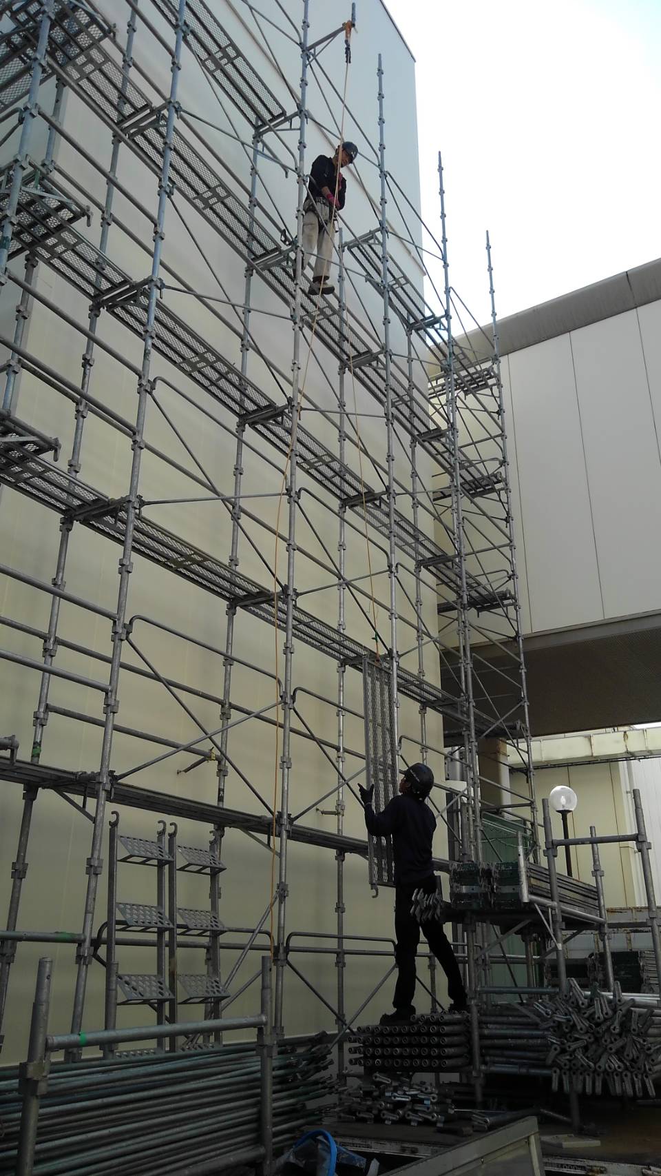 熊谷市　足場解体工事の様子