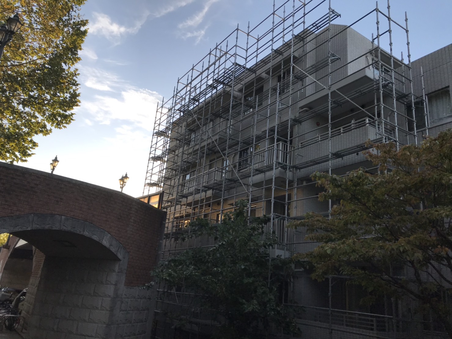 北区赤羽　マンションの改修足場組みの様子