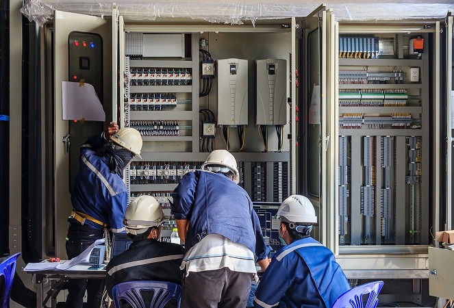 未経験歓迎！エミテックで始める電気設備の世界
