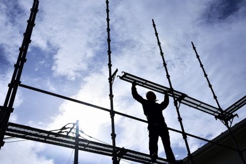 資材を持ち上げる人