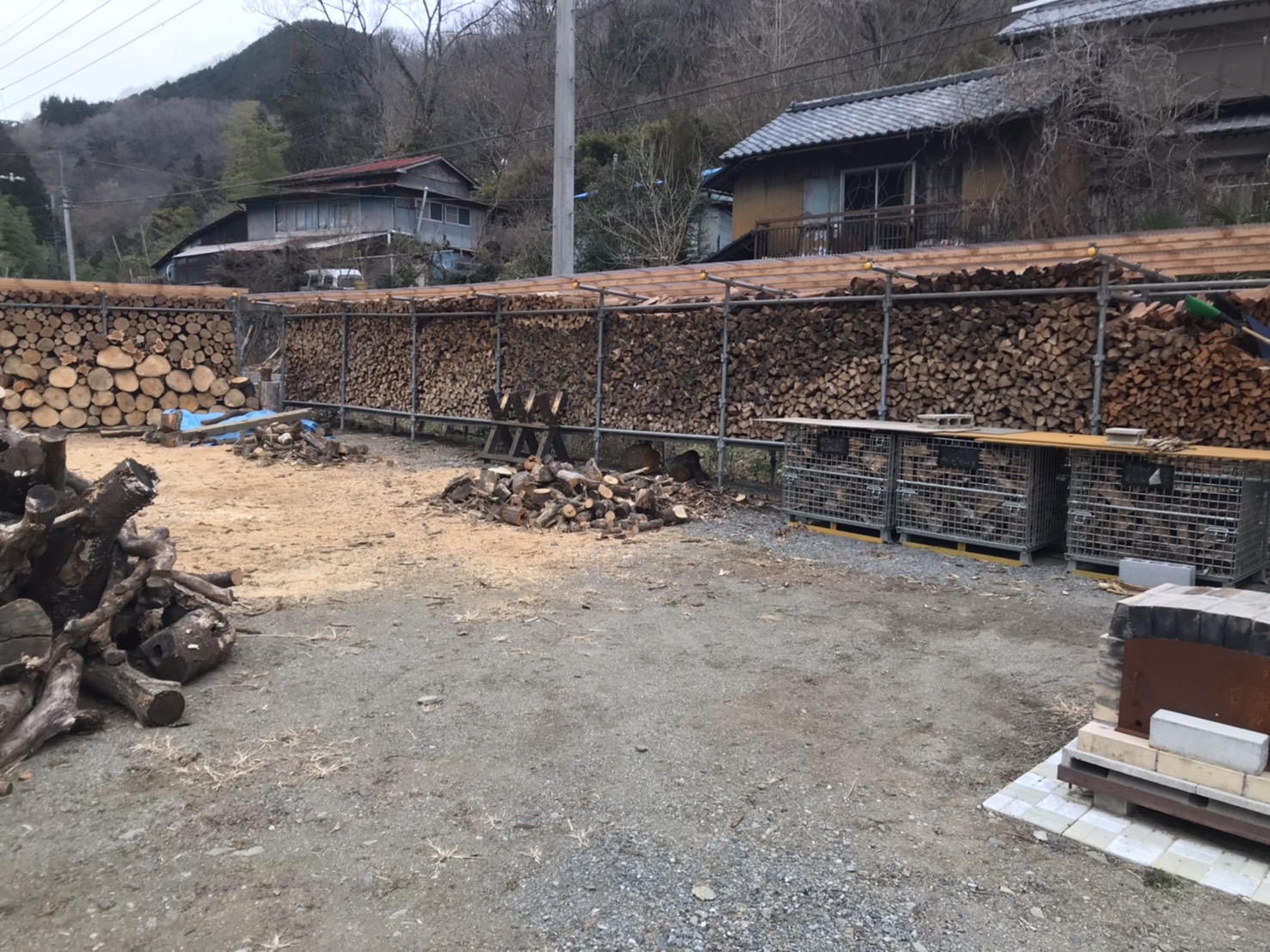 資材販売所　薪の棚・倉庫の施工